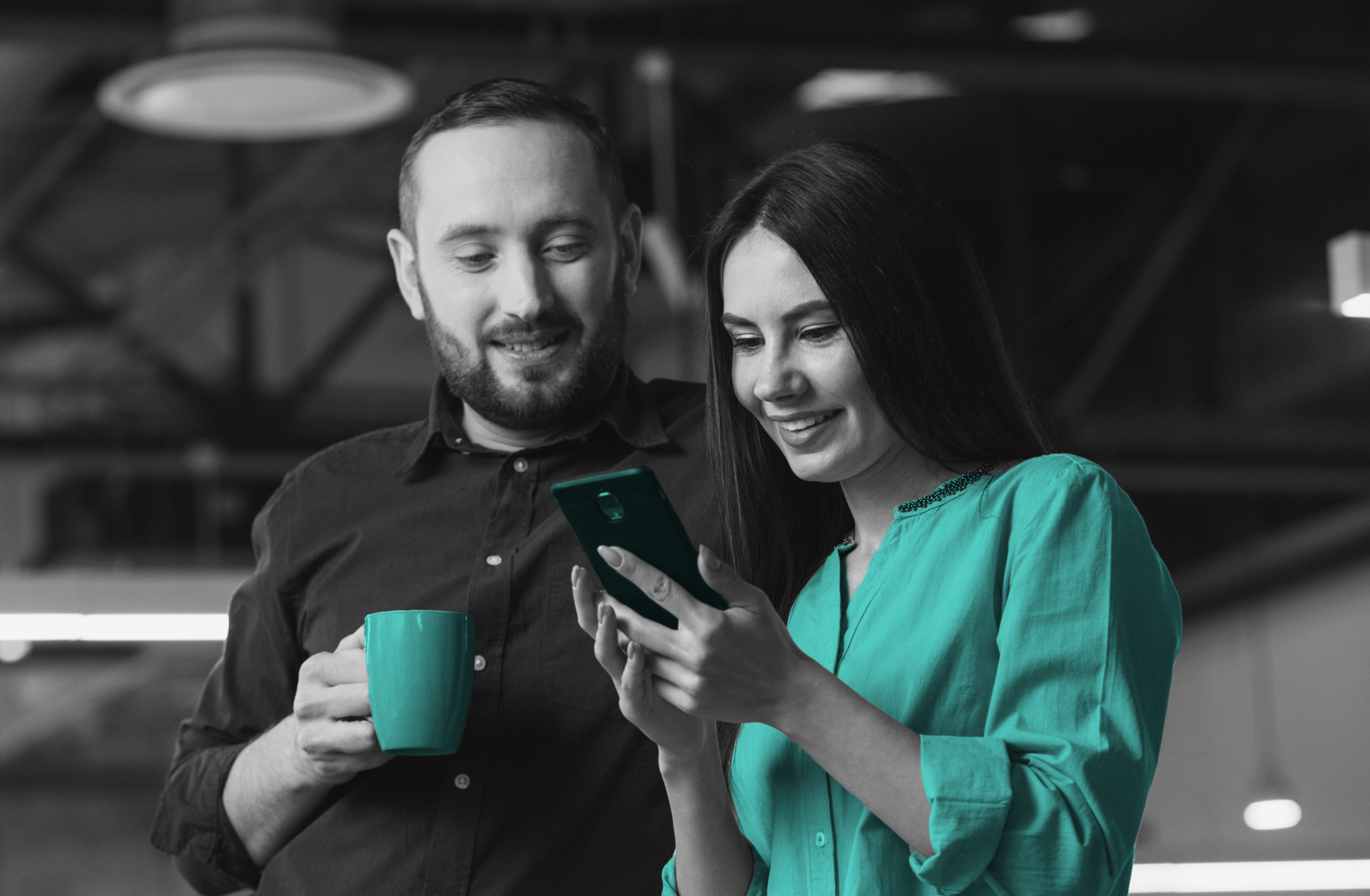 two people learning wellearning on smartphone